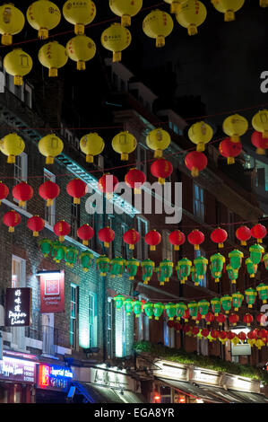 London, Großbritannien, 20. Februar 2015. Dekorationen und Laternen auf dem Display in der Nacht für chinesische Neujahr, das Jahr des Schafes, in Londons Chinatown. Bildnachweis: Stephen Chung/Alamy Live-Nachrichten Stockfoto