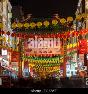 London, Großbritannien, 20. Februar 2015. Dekorationen und Laternen auf dem Display in der Nacht für chinesische Neujahr, das Jahr des Schafes, in Londons Chinatown. Bildnachweis: Stephen Chung/Alamy Live-Nachrichten Stockfoto