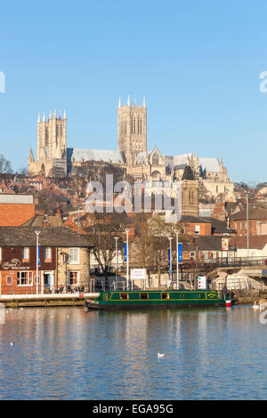 Die Kathedrale von Lincoln über der umliegenden Stadt im Winter. Blick vom Brayford Pool, Lincoln, England, Großbritannien Stockfoto