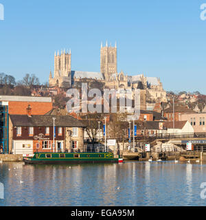 Die Kathedrale von Lincoln über der umliegenden Stadt im Winter. Von Brayford Pool, Lincoln, England, Großbritannien aus gesehen Stockfoto