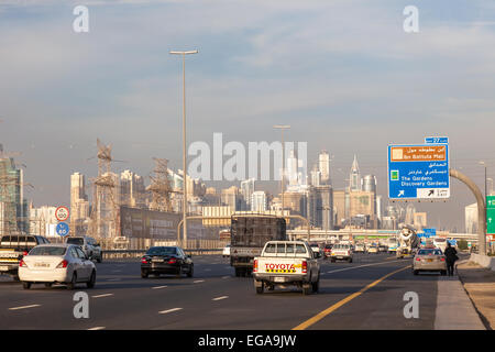 Verkehr auf der Sheikh Zayed Road in Dubai Stadt Stockfoto