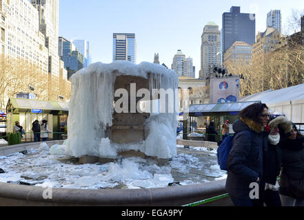 New York, USA. 20. Februar 2015. Menschen fotografieren den gefrorenen Brunnen im Bryan Park in New York City in den Vereinigten Staaten am 20. Februar 2015. New York City Emergency Management hat eine Unwetterwarnung für gefährliche kalte Temperaturen für 20 Februar ausgestellt, gefolgt von eine winterliche Mischung aus gefrierendem Regen, Schneeregen und Schnee. Ein Bitter kalte Schauer, bekannt als "Siberian Express" hat viel von Ost-Amerika, Temperaturen unter dem normalen Niveau von Februar auf ein Rekordtief an mindestens 100 Orten auf Talfahrt schicken umhüllt. Bildnachweis: Wang Lei/Xinhua/Alamy Live-Nachrichten Stockfoto