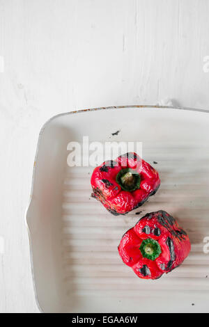 Gesundes Essen: geröstete Paprika über Grill Stockfoto