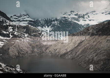 Ertrunkene dam und entleerten Stausee Lac d'Emosson, Wallis, Schweiz Stockfoto