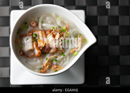 Thai Nudelsuppe mit knusprigem Schweinefleisch Stockfoto