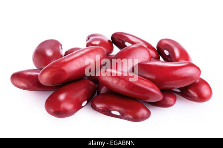 Rote Kidney-Bohnen auf einem weißen Hintergrund. Clipping-Pfad Stockfoto
