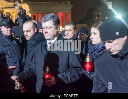 Kiew, Ukraine. 20. Februar 2015. Präsident Petro Poroshenko und seine Frau Marina mit beleuchteten Öl, das Lampen gesendet werden, übermitteln sie an den Ort des Todes von Aktivisten Euromajdan--auf dem Unabhängigkeitsplatz in Kiew versammelten sich Bewohner und Besucher zur Teilnahme an Aktivitäten, die zum Gedenken an die Helden des Himmels zu Ehren von Hunderten von Bürgern, die während der Revolution würde ab November 2013 bis Februar 2014 getötet wurden. Bei den Zusammenstößen von Demonstranten und Sicherheitskräften im Februar 2014 im Zentrum Stadt mehr als 100 Menschen getötet. Bildnachweis: Igor Golovnov/Alamy Live-Nachrichten Stockfoto