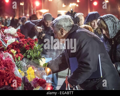 20. Februar 2015 - Angehörigen der Opfer auf Euromajdan setzen Lampen haben Portraits von ihren liebsten--am Unabhängigkeitsplatz in Kiew versammelten sich Bewohner und Besucher zur Teilnahme an Aktivitäten, die zum Gedenken an die Helden des Himmels zu Ehren von Hunderten von Bürgern, die während der Revolution würde ab November 2013 bis Februar 2014 getötet wurden. Bei den Zusammenstößen von Demonstranten und Sicherheitskräften im Februar 2014 im Zentrum Stadt mehr als 100 Menschen getötet. Insgesamt erlitten während Euromajdan 2, 5 Tausend Menschen, 104 von ihnen starben. © Igor Golovniov/ZUMA Draht/Alamy Live-Nachrichten Stockfoto