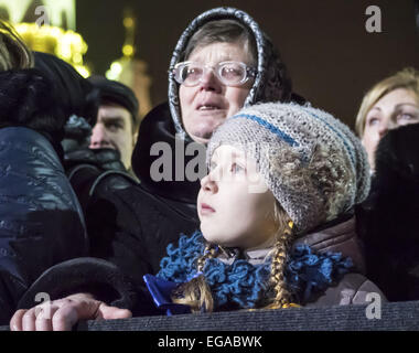 20. Februar 2015 - versammelten Angehörigen der Opfer auf Euromajdan während einer Kundgebung im Arbeitsspeicher--auf dem Unabhängigkeitsplatz in Kiew, Bewohner und Besucher zur Teilnahme an Aktivitäten, die zum Gedenken an die Helden des Himmels zu Ehren von Hunderten von Bürgern, die während der Revolution würde ab November 2013 bis Februar 2014 getötet wurden. Bei den Zusammenstößen von Demonstranten und Sicherheitskräften im Februar 2014 im Zentrum Stadt mehr als 100 Menschen getötet. Insgesamt erlitten während Euromajdan 2, 5 Tausend Menschen, 104 von ihnen starben. © Igor Golovniov/ZUMA Draht/Alamy Live-Nachrichten Stockfoto