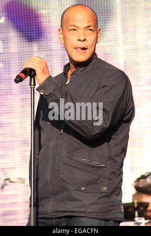 Süden der 80er Jahre Musik-Festival am Tempelinsel Wiesen mit Rücklauf: Roland Geschenk wo: Henley On Thames, Großbritannien wenn: 17. August 2014 Stockfoto