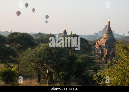 Blick auf den Sonnenaufgang von der Treppe des Tempels mit Heißluftballons schweben Flug über Tempel auf Ebenen von Pagan, Bagan, Burma, Myanmar Stockfoto