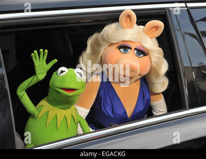 LOS ANGELES, CA - 11. März 2014: Muppets Zeichen Kermit der Frosch & Miss Piggy bei der Weltpremiere ihres Films Disneys "Muppets Most Wanted" am El Capitan Theatre in Hollywood. Stockfoto