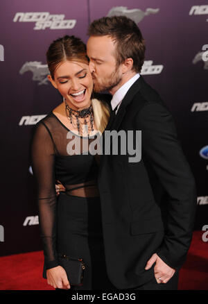 LOS ANGELES, CA - 6. März 2014: Aaron Paul & Frau Lauren Parsekian bei der US-Premiere seines Films "Need for Speed" am TCL Chinese Theatre in Hollywood. Stockfoto