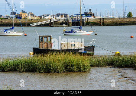 Kleines Boot auf dem Fluss Medway und Chatham Maritime Marina im Hintergrund, Upnor, Kent, England, UK Stockfoto