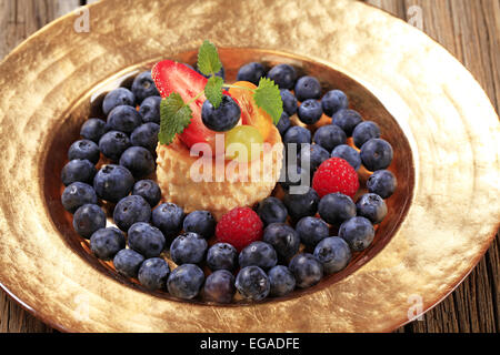 Vanillepudding gefüllt Blätterteig Schale und frische Heidelbeeren Stockfoto