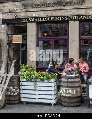 Die Wee Pub, eröffnet im Jahr 2013 als "Die kleinste Pub in Schottland" in Grassmarket, Edinburgh. Er misst c17' x 14' und Sitze c20. Stockfoto