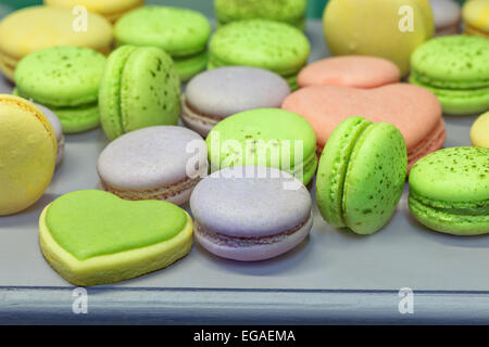 Macarons und herzförmige Kekse Stockfoto