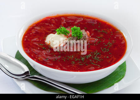 Nahaufnahme der schöne leckere russische Suppe auf weiße Rückseite Stockfoto