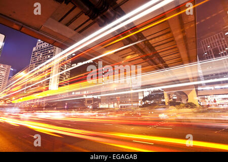 Verkehr-Trails der Doppeldecker unterwegs auf einer viel befahrenen Straße Stockfoto