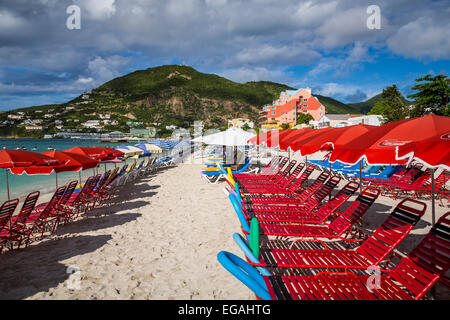 Bunte Liege liegen und Sonnenschirme in Phillipsburg, St. Maarten, Karibik. Stockfoto