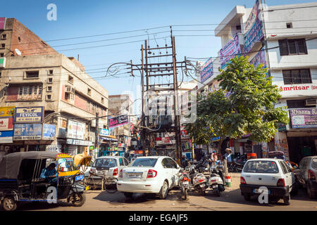 Ein Gewirr von elektrischen Leitungen auf einer Stadtstraße Zentrum in Amritsar, Punjab, Indien Stockfoto