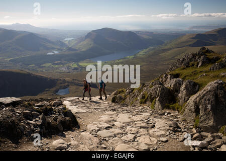 Wanderer auf dem Weg von Llanberis nahe Gipfel des Snowdon, in der Nähe von Llanberis, Snowdonia-Nationalpark, Gwynedd, Wales; Vereinigtes Königreich Stockfoto