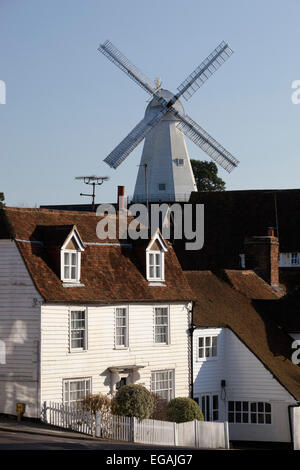 Union Mühle und traditionellen Holz verkleidet Kent Häuser, The Hill, Cranbrook, Kent, England, Vereinigtes Königreich, Europa Stockfoto