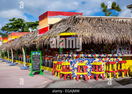 Geschäfte und Restaurants in Philipsburg, Saint Martin, Sint Maarten, Karibik. Stockfoto