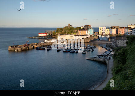 Blick über Hafen und die Burg, Tenby, Carmarthen Bay, Pembrokeshire, Wales, Vereinigtes Königreich, Europa Stockfoto