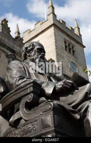 Charles Darwin-Statue außerhalb von Shrewsbury Bibliothek, Castle Street, Shrewsbury, Shropshire, England, Vereinigtes Königreich, Europa Stockfoto