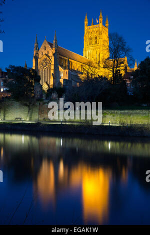 Worcester Kathedrale auf den Fluss Severn bei Einbruch der Dunkelheit beleuchtet, Worcester, Worcestershire, England, Vereinigtes Königreich, Europa Stockfoto