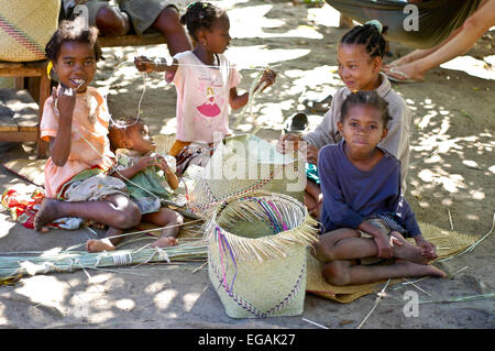 Vier junge Mädchen machen Körbe für Markt, Fort Dauphin, Madagaskar Stockfoto