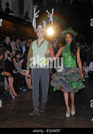 London, UK, 20. Februar 2015, Modell bei The Royal Fashion Day führt neue Designer zu Beginn der London Fashion Week. Held in Middle Temple Hall, Middle Temple. Bildnachweis: JOHNNY ARMSTEAD/Alamy Live-Nachrichten Stockfoto