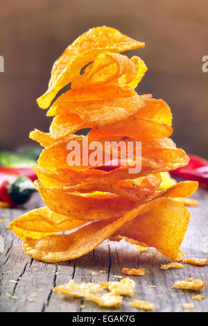 Paprika-Chips mit Chili Peppers auf einem hölzernen Hintergrund Stockfoto