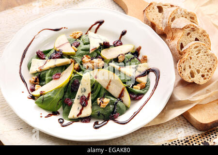 Salat mit Birnen, Walnüssen und Blauschimmelkäse Stockfoto