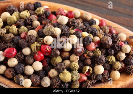 Farbe Pfeffer auf Holzlöffel Stockfoto