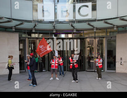 BBC Ingenieure beginnen einen 48-Stunden-Streik bei Broadcasting House in Portland Place, nachdem Interserve eine 73 Prozent Kürzung der Einsatz von Ingenieuren vorgeschlagen Featuring: Atmosphäre wo: London, Vereinigtes Königreich bei: 19. August 2014 Stockfoto