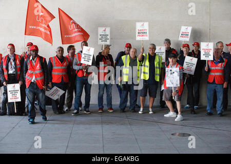 BBC Ingenieure beginnen einen 48-Stunden-Streik bei Broadcasting House in Portland Place, nachdem Interserve eine 73 Prozent Kürzung der Einsatz von Ingenieuren vorgeschlagen Featuring: Atmosphäre wo: London, Vereinigtes Königreich bei: 19. August 2014 Stockfoto