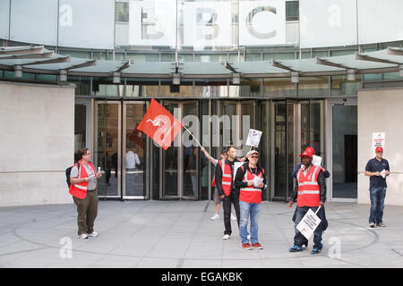 BBC Ingenieure beginnen einen 48-Stunden-Streik bei Broadcasting House in Portland Place, nachdem Interserve eine 73 Prozent Kürzung der Einsatz von Ingenieuren vorgeschlagen Featuring: Atmosphäre wo: London, Vereinigtes Königreich bei: 19. August 2014 Stockfoto