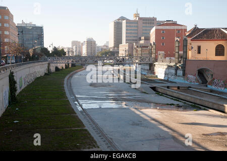 Trockener Beton Kurs des Flusses Rio Guadalmedina in Malaga, Spanien Stockfoto