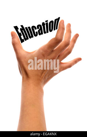 Vertikale Aufnahme einer Hand drückte das Wort 'Bildung' zwischen zwei Fingern, isolated on White. Stockfoto