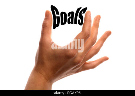 Vertikale Aufnahme einer Hand drückte das Wort "Ziele" zwischen zwei Fingern, isoliert auf weiss. Stockfoto