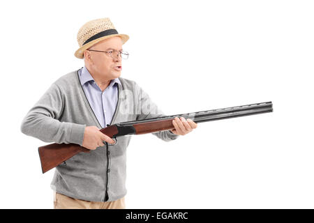 Wütend Senior hält eine Gewehr isoliert auf weißem Hintergrund Stockfoto