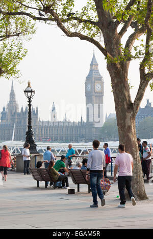 Massen zu Fuß entlang der Albert Embankment mit Big Ben hinter London, England Stockfoto