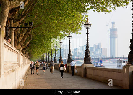 Spaziergänger und Jogger auf dem Albert-Damm in London Stockfoto