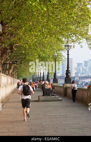 Mann, jogging auf London Albert Embankment gegenüber Westminster, London, England Stockfoto