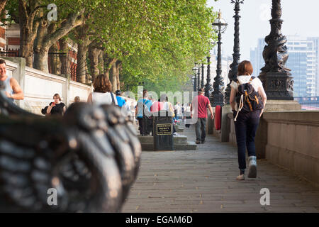 Menschen zu Fuß auf dem Themse-Ufer zwischen Westminster Bridge und Lambeth Bridge, London, England Stockfoto