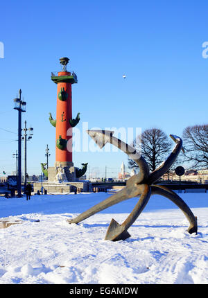 Antike Anker und Rostral Spalte auf Vasilevsky Insel in St. Petersburg Stockfoto