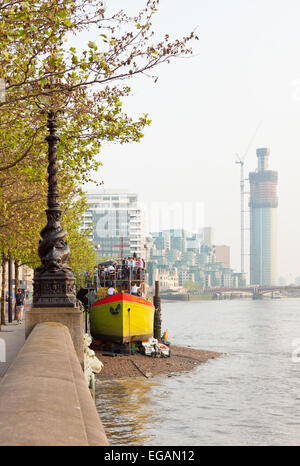 Menschen trinken auf dem Tamesis Dock Boot bar in der Nähe von Lambeth Bridge und Vauxhall, London, England Stockfoto