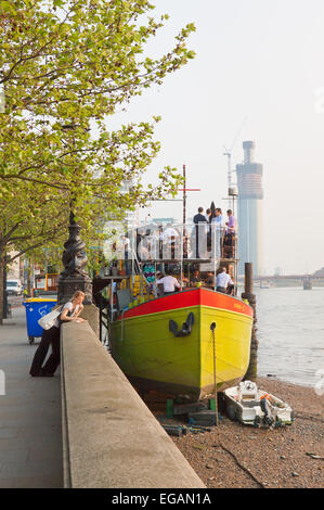 Menschen trinken auf dem Tamesis Dock Boot bar in der Nähe von Lambeth Bridge und Vauxhall, London, England Stockfoto